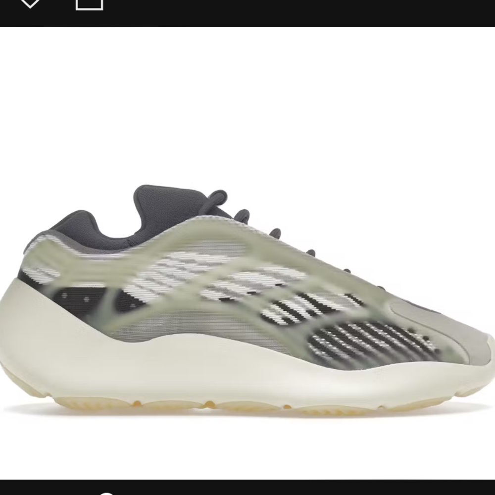 Yeezy 700 v3 size 7 men  8.5 women